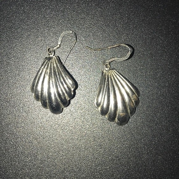 Silver shell Wire earrings Ribbed Tarnish resistant - Picture 9 of 9